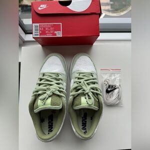 Women’s Nike Dunk Low Fleece Honeydew Phantom